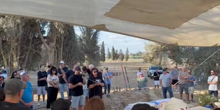 החזרת יובל לקבורה בכפר עזה אינה רק מעשה סמלי – זו השלמה של מסע. החזרה הביתה. צילום פרטי