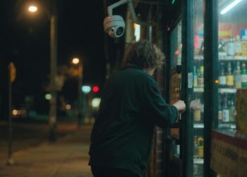 מכתב האישום: פרץ את דלת המקום וגנב חמישה בקבוקי אלכוהול שונים. תמונה: עיבוד AI