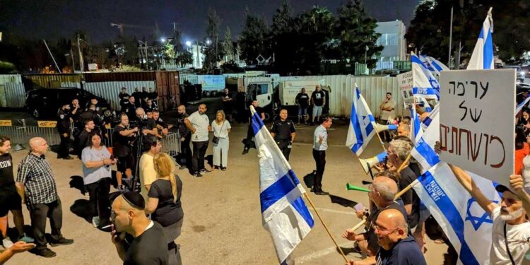 הפגנה קודמת כנגד בכירי הליכוד בהתכנסות בהרצליה. צילום פרטי