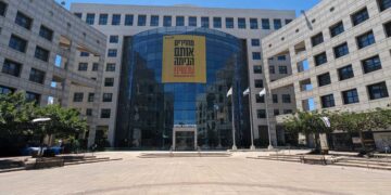 לציון שנתיים לפרוץ מלחמת “חרבות ברזל”, ישודר ברחבת בניין העירייה טקס הזיכרון הלאומי של משפחות 7 באוקטובר. צילום פרטי