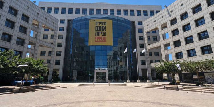 לציון שנתיים לפרוץ מלחמת “חרבות ברזל”, ישודר ברחבת בניין העירייה טקס הזיכרון הלאומי של משפחות 7 באוקטובר. צילום פרטי