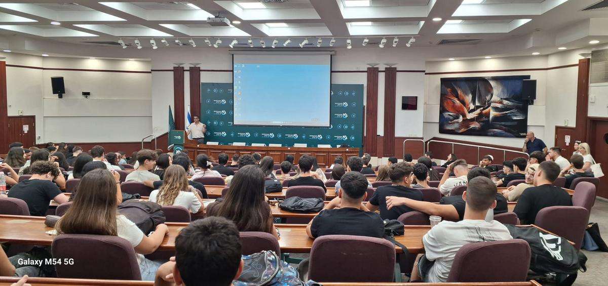 כאשר ראש הפקולטה פנה אל הנוכחים במילים "סטודנטים יקרים". אחד התלמידים מסתובב אלי ושואל 'זה אנחנו?. צילום סהר אמר