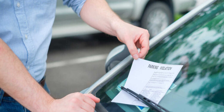 חקירה סמויה נפתחה בעקבות דיווחים על אזרחים ששילמו דוחות חניה מזויפים שהונחו על כלי רכב בעיר הרצליה. צילום Deposit Photos