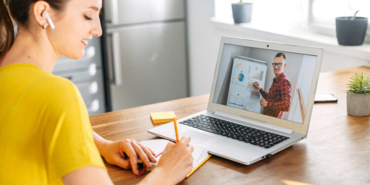 נוכחות דיגיטלית לעסק שלכם: מפגש מקוון מיוחד לעסקים קטנים ולעצמאיים בהרצליה. תמונה Deposit Photos