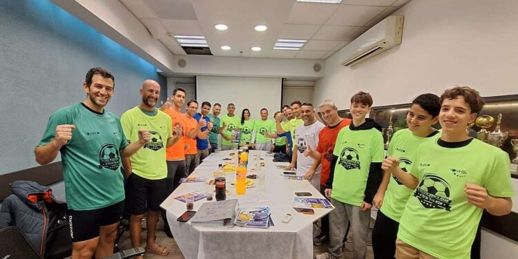 מפגש הקפטנים שהתקיים ביום שישי האחרון שקיבלו את חולצות הליגה. צילום: דוברות עיריית הרצליה.