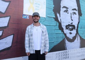 שורד השבי עומר שם טוב הגיע היום להפרד לשלום מציור הגרפיטי המפורסם שנעשה עליו בתקופה שהיה בשבי בעזה. צילום דוברות העירייה