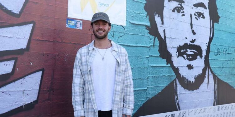 שורד השבי עומר שם טוב הגיע היום להפרד לשלום מציור הגרפיטי המפורסם שנעשה עליו בתקופה שהיה בשבי בעזה. צילום דוברות העירייה