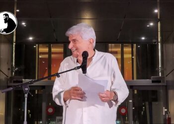 הסטנדאפיסט והפזמונאי יואל ריפל בהפגנת מוצ"ש בהרצליה. צילום: מטה המאבק הדמוקרטי.