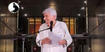 הסטנדאפיסט והפזמונאי יואל ריפל בהפגנת מוצ"ש בהרצליה. צילום: מטה המאבק הדמוקרטי.