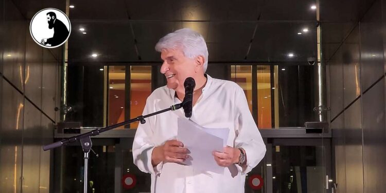 הסטנדאפיסט והפזמונאי יואל ריפל בהפגנת מוצ"ש בהרצליה. צילום: מטה המאבק הדמוקרטי.