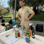 הצעד הראשון היה פשוט – הקמת דוכן בגינה הציבורית בהרצליה ב' וחלוקה חינם של חטיפים ומשקאות. צילום צוות "ב'-קפה"