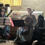 הופעה של דואט צ'לו וגיטרה בסגנון ספרדי דרום-אמריקאי. צילום צוות "ב'-קפה"