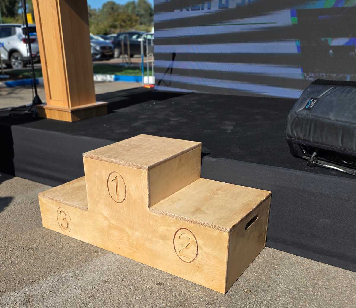 סיפור מרגש: הפודיום בסמוך לבמה נבנה ע"י תלמידי מגמת נגרות בבית ספר מפתן ארז בהרצליה. צילום פרטי