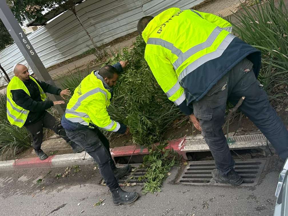 ההכנות של הצוותים המקצועיים במהלך היום. צילום: דוברות עיריית הרצליה.