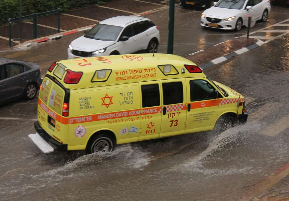 מגן דוד אדום ערוך עם אמבולנסים, ג׳יפים עם הנעה כפולה (4X4), טרקטורונים, יונימוג ורכבים ייעודים נוספים על מנת לתת מענה רפואי . צילום ברוך הופמן דוברות מד"א