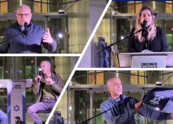 המטריות נפתחו, המפגינים לא התקפלו: ערב של נחישות בהרצליה. צילומים: מטה המאבק הדמוקרטי בהרצליה