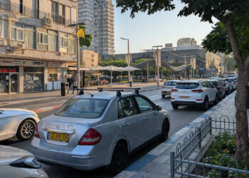 במהלך נהיגה במרכז העיר, נהגת נפגעה בפניה מפריט שהושלך או נורה לעברה.