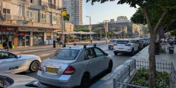 במהלך נהיגה במרכז העיר, נהגת נפגעה בפניה מפריט שהושלך או נורה לעברה.