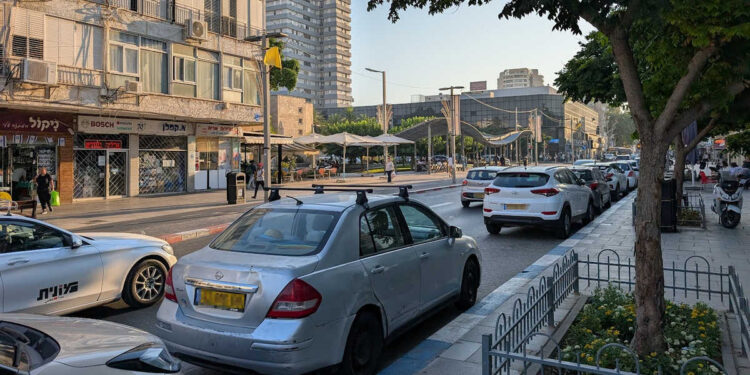 במהלך נהיגה במרכז העיר, נהגת נפגעה בפניה מפריט שהושלך או נורה לעברה.