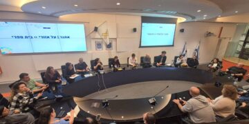 מטרת המפגש הייתה להציג את הכיוונים והתפיסות האסטרטגיות הנבחנות בימים אלה ביחס למרחבי החינוך בעיר. צילום דוברות העירייה.