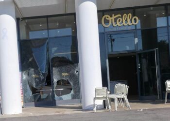 שמשות מנופצות בגלידת אותלו בהרצליה, לאחר לילה של ונדליזם.