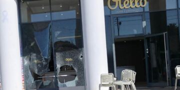 שמשות מנופצות בגלידת אותלו בהרצליה, לאחר לילה של ונדליזם.