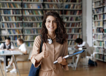 נותנים ומקבלים: כל מה שצריך לדעת על מלגת הסטודנטים של הרצליה. תמונה Deposit Photos