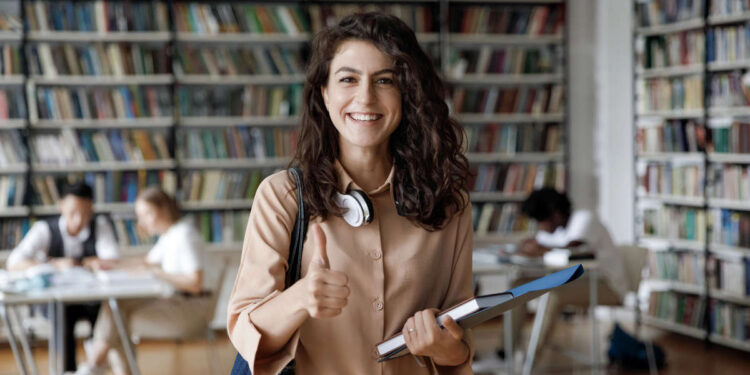 נותנים ומקבלים: כל מה שצריך לדעת על מלגת הסטודנטים של הרצליה. תמונה Deposit Photos