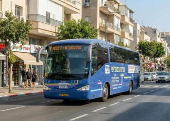 שאלון עירוני חדש מזמין את כולם להשפיע על שיפור שירות "נעים בסופ"ש. תמונה: עיבוד AI