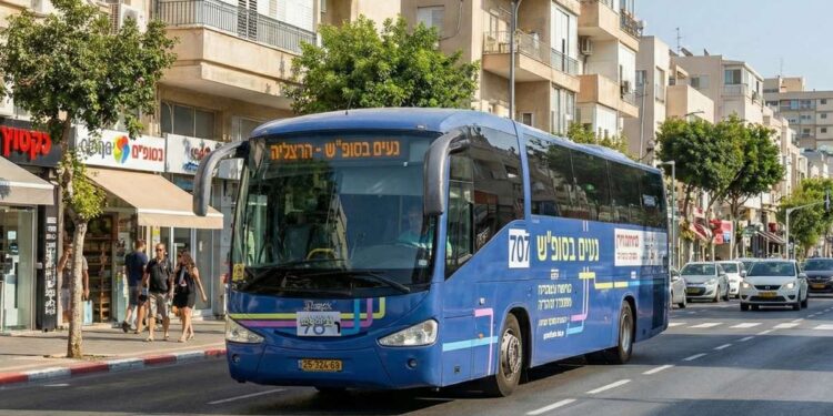 שאלון עירוני חדש מזמין את כולם להשפיע על שיפור שירות "נעים בסופ"ש. תמונה: עיבוד AI