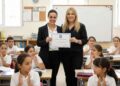 מימין: ענת פרי- מנהלת חט"ב בן גוריון, זהבית סילברשטיין- יועצת בי"ס רמב"ם. תמונה עיבוד AI