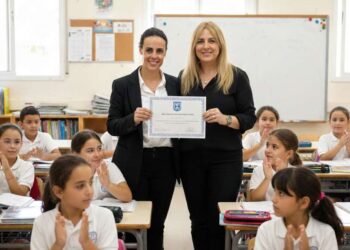 מימין: ענת פרי- מנהלת חט"ב בן גוריון, זהבית סילברשטיין- יועצת בי"ס רמב"ם. תמונה עיבוד AI