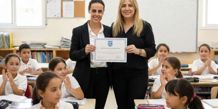 מימין: ענת פרי- מנהלת חט"ב בן גוריון, זהבית סילברשטיין- יועצת בי"ס רמב"ם. תמונה עיבוד AI