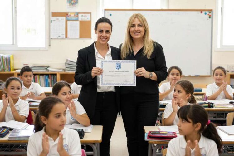 מימין: ענת פרי- מנהלת חט"ב בן גוריון, זהבית סילברשטיין- יועצת בי"ס רמב"ם. תמונה עיבוד AI