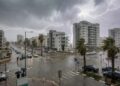 סופת ביירון: על פי התחזיות, צפויות לרדת כמויות גשם קיצוניות ואף מערכת ניקוז בארץ לא תוכל לעמוד בפניהן באופן מושלם. תמונה: עיבוד AI