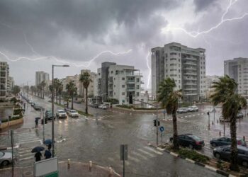 סופת ביירון: על פי התחזיות, צפויות לרדת כמויות גשם קיצוניות ואף מערכת ניקוז בארץ לא תוכל לעמוד בפניהן באופן מושלם. תמונה: עיבוד AI