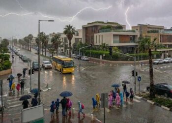 בתום הערכת מצב שקיימה העירייה עם כלל הגורמים המקצועיים: לימודים בכל בתי הספר והגנים בעיר יתנהלו היום כסדרם. תמונה: עיבוד AI