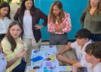 במרכז התמונה: מנהלת מחוז תל אביב, רויטל שפירא. צילום מתוך עמוד הפייסבוק של מחוז ת"א במשרד החינוך