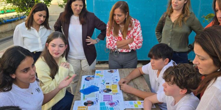 במרכז התמונה: מנהלת מחוז תל אביב, רויטל שפירא. צילום מתוך עמוד הפייסבוק של מחוז ת"א במשרד החינוך