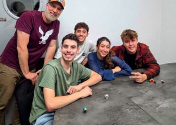 מימין לשמאל שחקני ההצגה פיטר פן: יהלי ווטסון, דנה בן סימון, נועם סמואל, הראל גרינפלד ואודי סלנט (עורך ראשי אתר הרצליה היום)