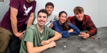 מימין לשמאל שחקני ההצגה פיטר פן: יהלי ווטסון, דנה בן סימון, נועם סמואל, הראל גרינפלד ואודי סלנט (עורך ראשי אתר הרצליה היום)