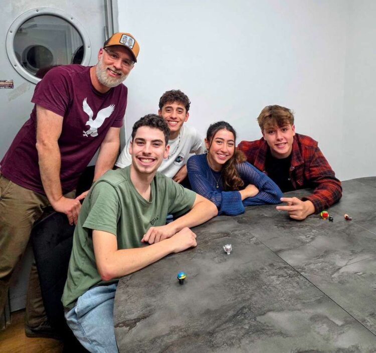 מימין לשמאל שחקני ההצגה פיטר פן: יהלי ווטסון, דנה בן סימון, נועם סמואל, הראל גרינפלד ואודי סלנט (עורך ראשי אתר הרצליה היום)