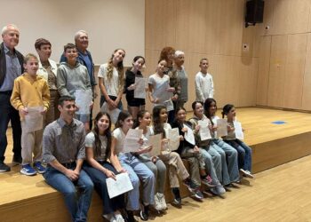 מנהל בית הספר וסגנית בית הספר, עם מורות כתות ו' ו ה' ומועמדי הנואמים/ות משכבות ה׳-ו'. צילום: רוטרי