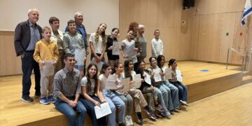 מנהל בית הספר וסגנית בית הספר, עם מורות כתות ו' ו ה' ומועמדי הנואמים/ות משכבות ה׳-ו'. צילום: רוטרי