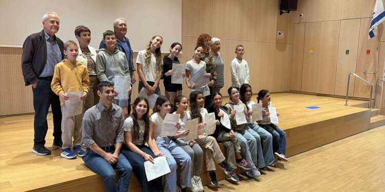 מנהל בית הספר וסגנית בית הספר, עם מורות כתות ו' ו ה' ומועמדי הנואמים/ות משכבות ה׳-ו'. צילום: רוטרי