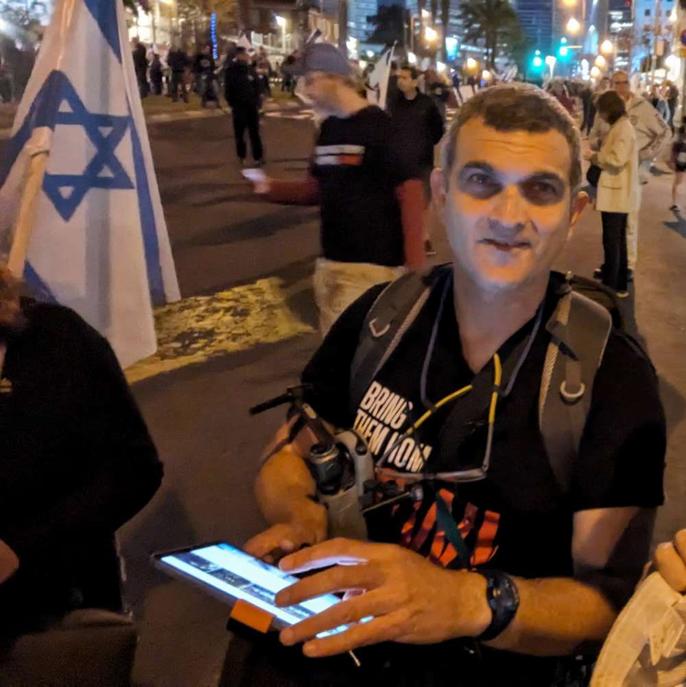 יאיר פלטי והרחפן באחת מהפגנות בת"א. צילום: פרטי
