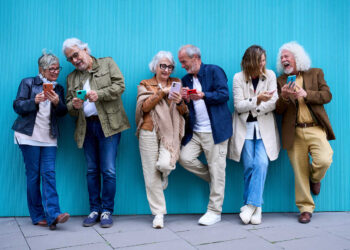 ראש העיר יריב פישר: "תושבינו הוותיקים חשובים לנו מאוד, אנו מוקירים אותם ורואים בהם משאב אנושי יקר ערך." תמונה: Deposit Photos