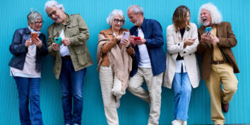 ראש העיר יריב פישר: "תושבינו הוותיקים חשובים לנו מאוד, אנו מוקירים אותם ורואים בהם משאב אנושי יקר ערך." תמונה: Deposit Photos