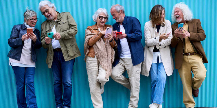 ראש העיר יריב פישר: "תושבינו הוותיקים חשובים לנו מאוד, אנו מוקירים אותם ורואים בהם משאב אנושי יקר ערך." תמונה: Deposit Photos