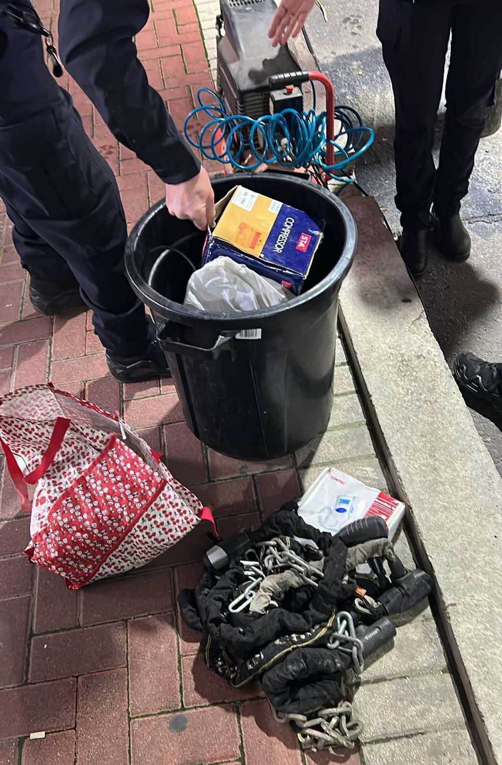 חלק מהציוד שנתפס בקרב החשוד בפריצה. צילום דוברות המשטרה